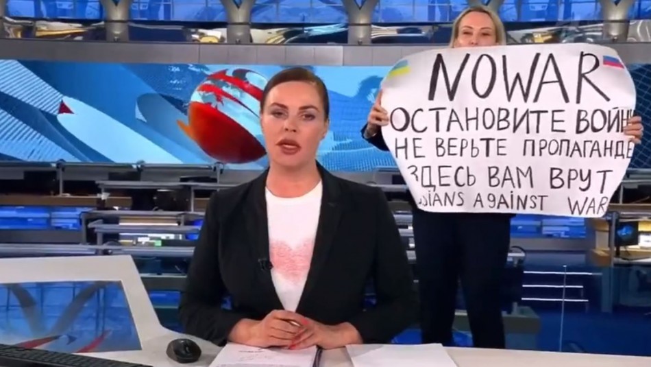 "No a la guerra. No se crean la propaganda": irrumpió en un noticiero ruso con un cartel | Internacionales
