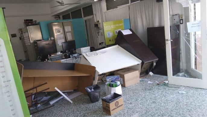 Video: una mujer tuvo un ataque de furia y destrozó una oficina municipal | Actualidad
