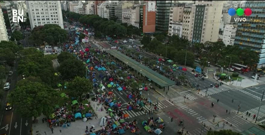 Miércoles de marchas a nivel nacional: en Buenos Aires acamparon en el Obelisco | Actualidad