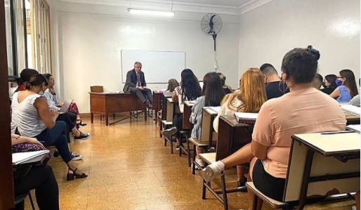 El Presidente volvió a dar clases presenciales en la UBA y celebró el "reencuentro" en el aula | Política y economía