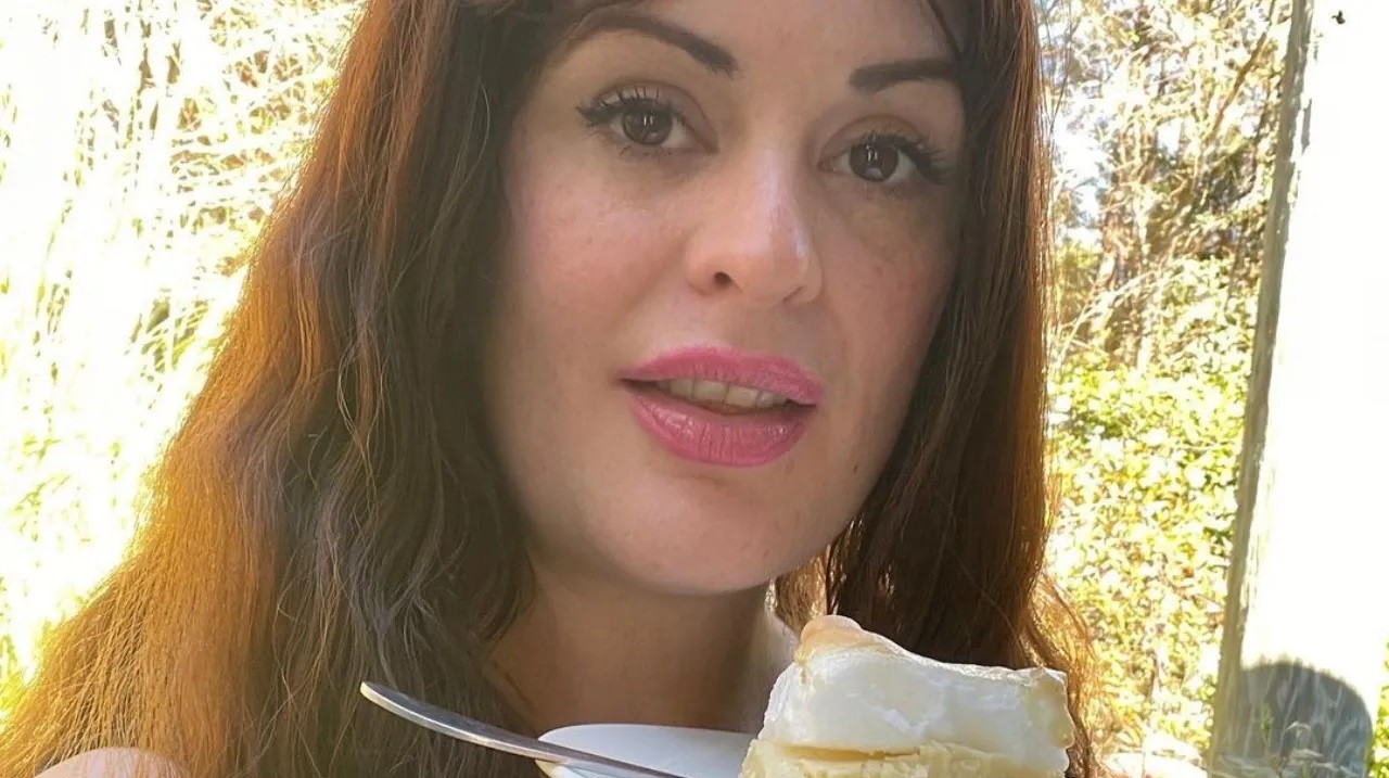 La invitaron a cenar a su casa y al final le cobraron la comida | Curiosidades