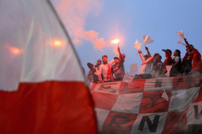 Superclásico: Arrojaron bengalas marinas desde una tribuna del Monumental | Deportes