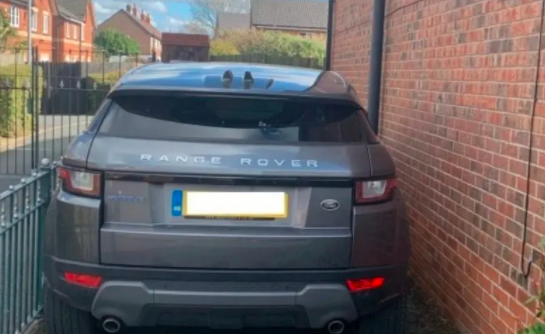 Misterio viral: volvió de trabajar y se encontró con el auto de un desconocido estacionado en su cochera | Curiosidades