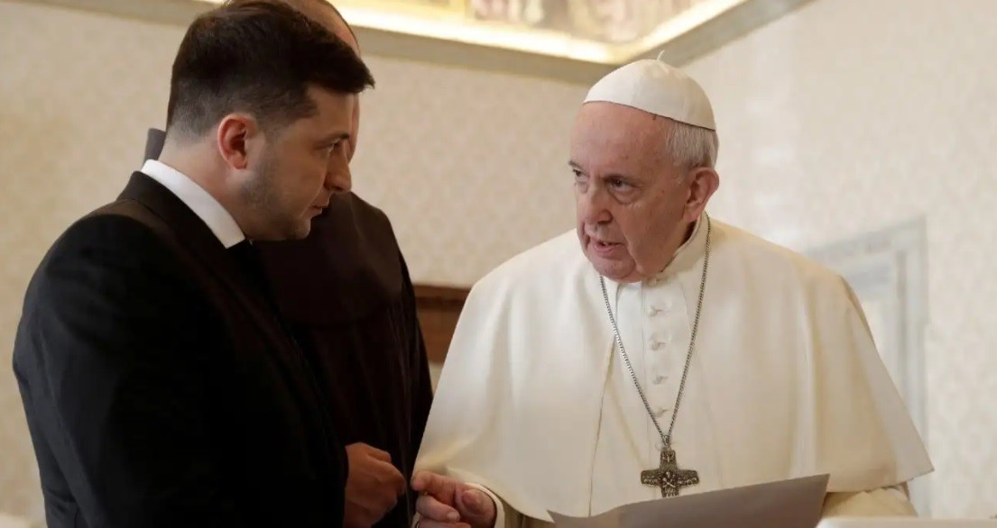 Zelenski habló con el Papa y lo invitó a ser mediador con Rusia | Internacionales