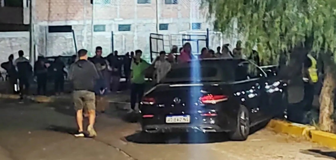 Estaban sentados en una rotonda, los atropelló un auto fuera de control y murieron | Actualidad