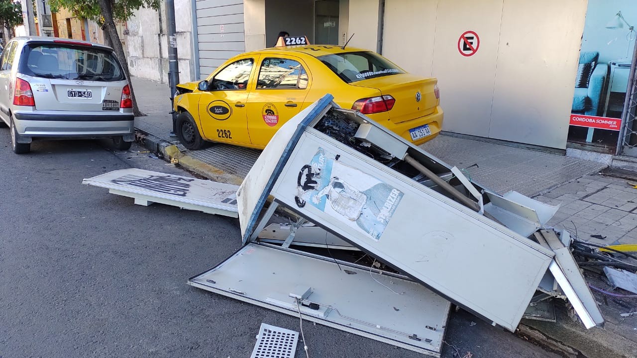 Un taxi se subió a la vereda y casi atropella a un peatón | Córdoba