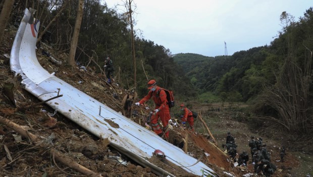 Misterio en China: hallaron la segunda caja negra del avión que cayó 8.000 metros en menos de 3 minutos | Internacionales