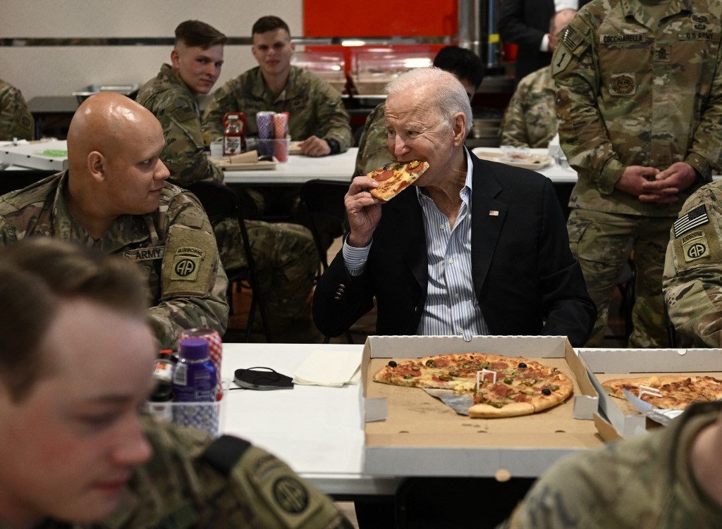 Biden aterrizó en Polonia y comió pizza con los soldados estadounidenses | Internacionales