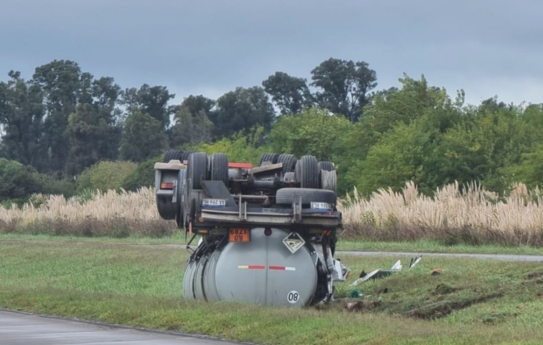 Volcó un camión que traslada ácido muriático  y hay alerta por una nube tóxica | Actualidad