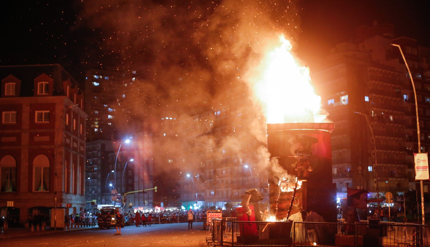 Ardió en Mar del Plata la Falla Valenciana | Actualidad