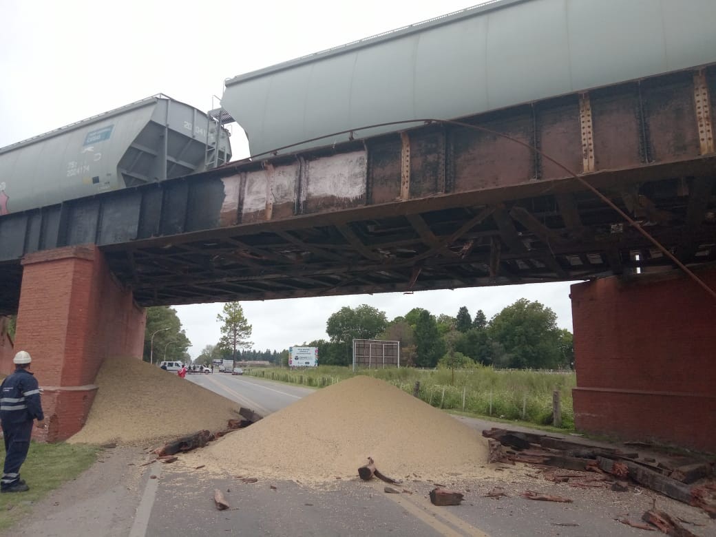 Rosario: se desplomó puente ferroviario y cayó un tren sobre la ruta | Actualidad