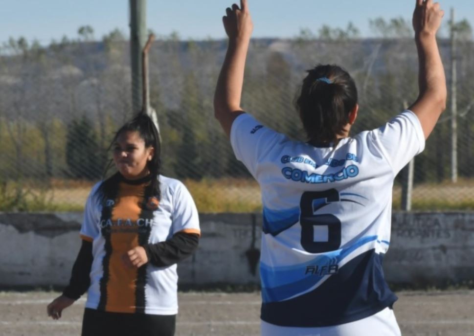 Dura sanción para la futbolista que agredió a un árbitro en Chubut: no podrá jugar por un año | Deportes