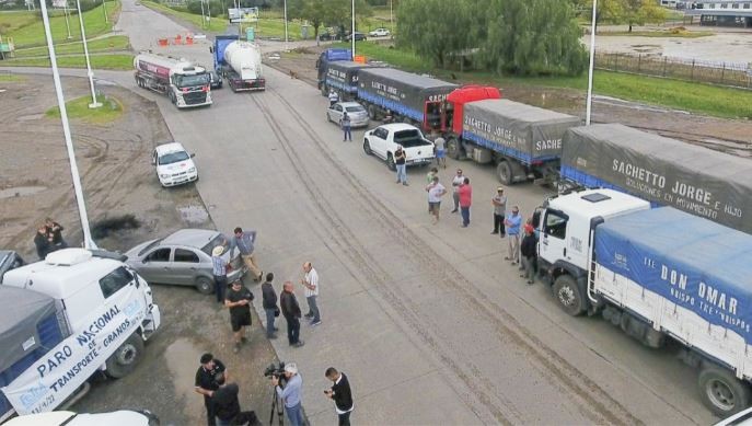 Continúan en paro los transportistas de granos en reclamo de un aumento en las tarifas de carga | Actualidad