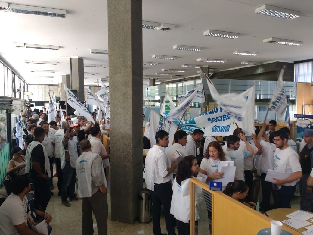 Bancarios reclaman un aumento salarial del 60% y amenazan con medidas de fuerza | Actualidad