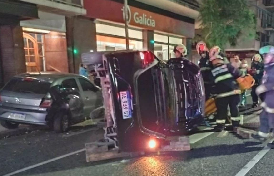 Violento accidente en San Cristóbal: perdió el control de su auto, chocó a otros dos estacionados y volcó | Actualidad