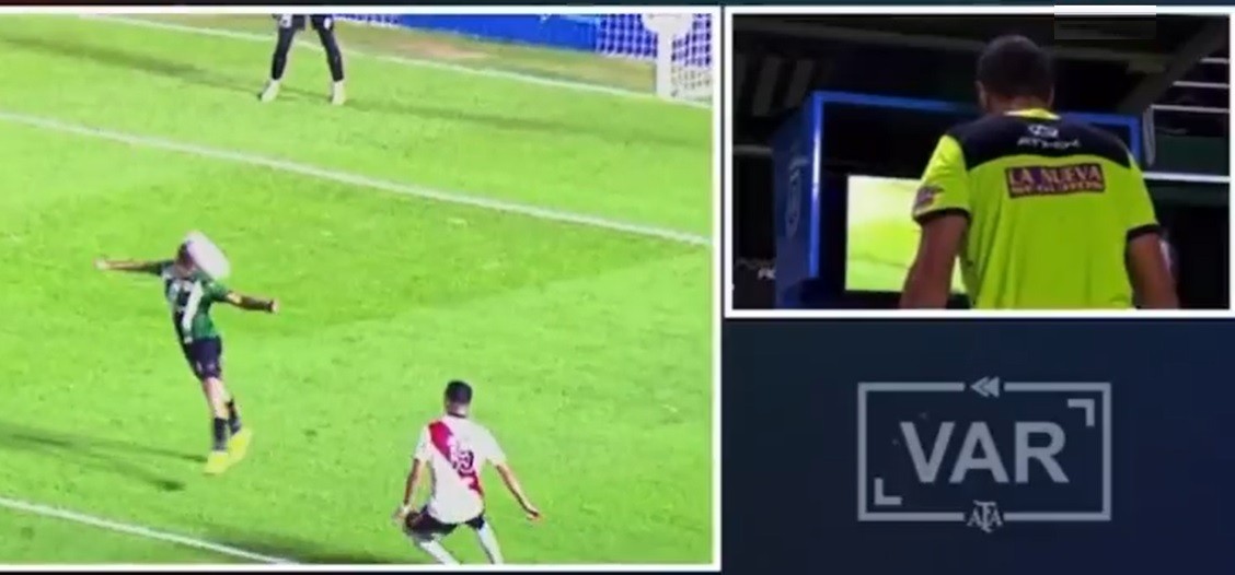 "Nos equivocamos": el director de árbitros admitió que no se debió cobrar penal para River | Deportes