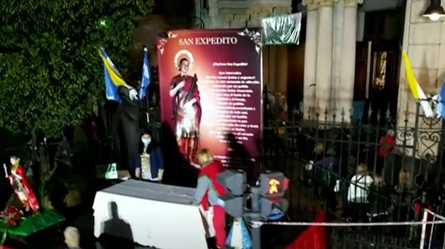 Miles de personas piden y agradecen a San Expedito, "el santo de las causas justas" | Actualidad