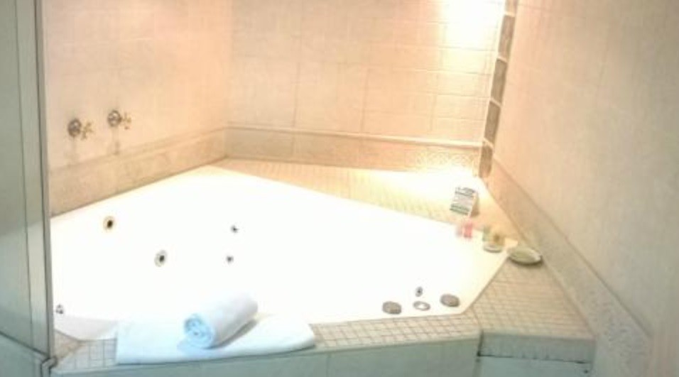 Misterio en un hotel: una mujer apareció muerta en el jacuzzi y buscan a su acompañante | Actualidad