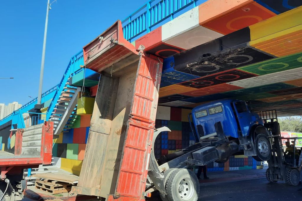 Un camión quedó encajado en el puente Zípoli | Córdoba
