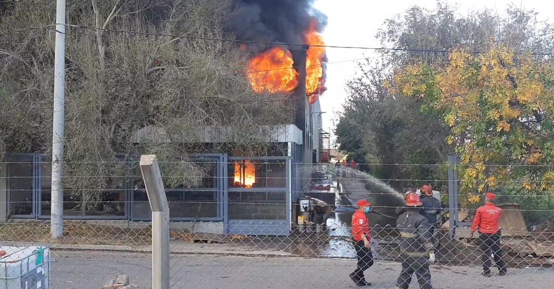 Los Boulevares: Impactante incendio en una planta de ensamblado de motos | Córdoba