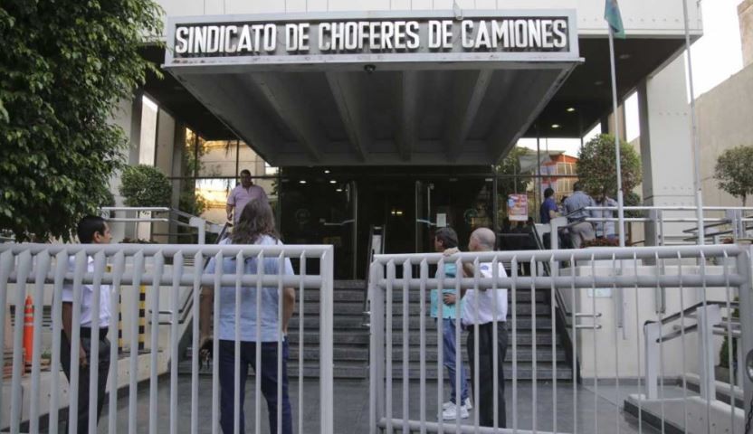 Allanaron el Sindicato de Camioneros por los bloqueos a la empresa de San Nicolás | Actualidad