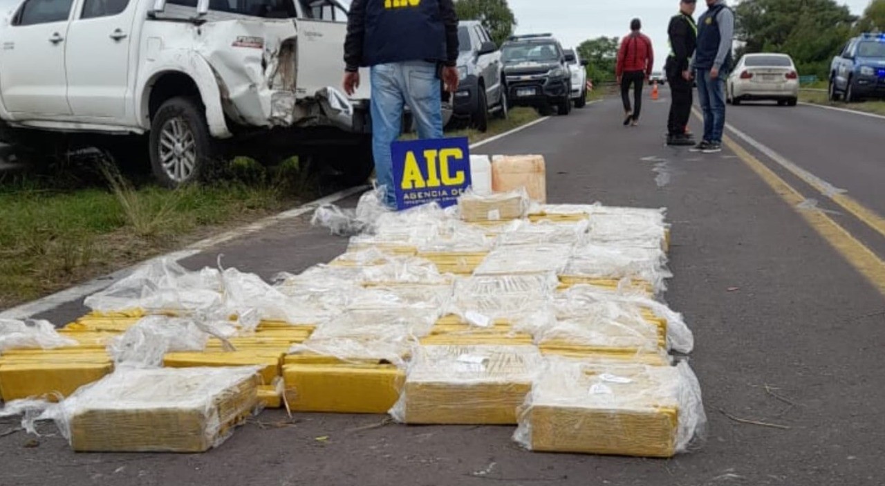 Chocaron y dejaron abandonados casi 500 kilos de marihuana en una camioneta | Actualidad