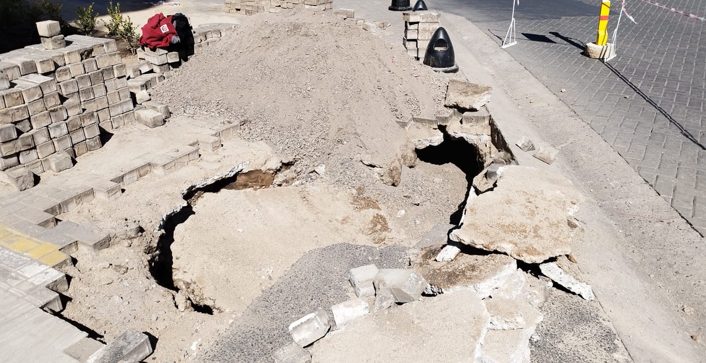 Otro hundimiento de pavimento en Córdoba: un camión se atascó en Plaza España | Córdoba