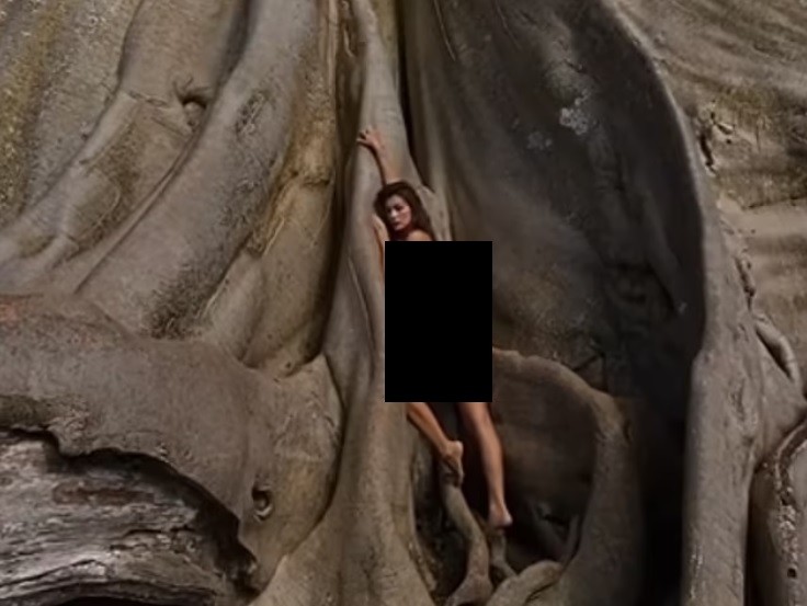 Posó desnuda en un árbol sagrado: la echaron del país | Internacionales
