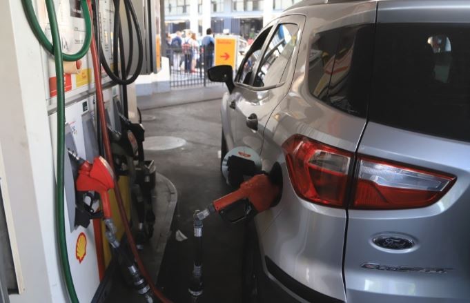 Axion y Shell aumentaron el precio de la nafta y el gasoil | Economía