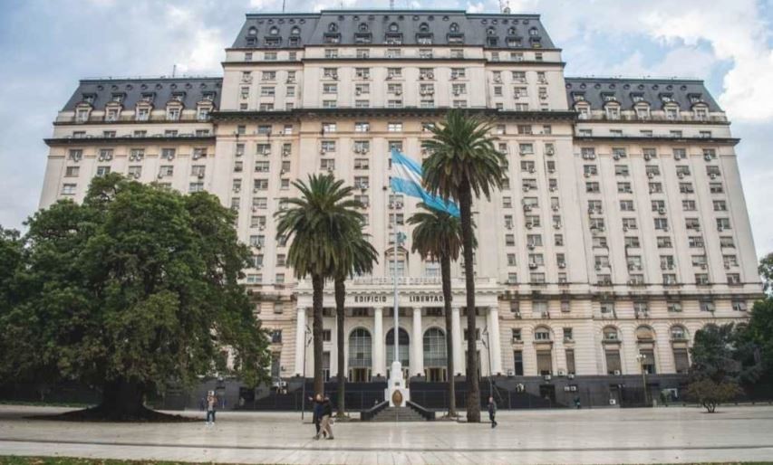 Allanaron el Ministerio de Defensa por el retraso en apelar un fallo que cedió tierras del Ejército a mapuches | Política y economía