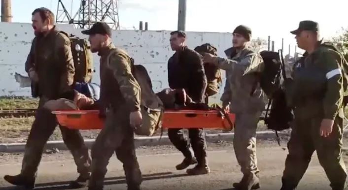 Finalmente, militares ucranianos de la acería de Mariupol se rinden frente a las tropas rusas | Internacionales