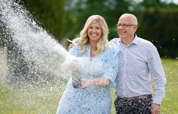 Pareja ganó casi 229 millones de dólares en la lotería | Internacionales