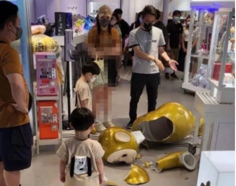Su hijo rompió un muñeco gigante en una juguetería y tuvieron que pagar 4.200 dólares | Internacionales