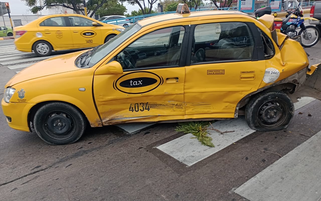 Giró en U, chocó a un taxi y escapó del lugar | Córdoba