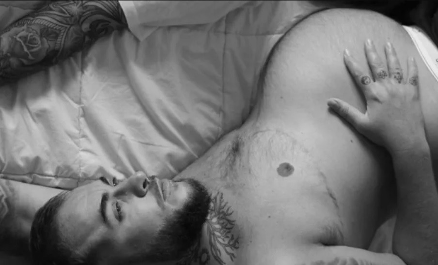 Famosa marca lanzó una campaña con un modelo trans embarazado | Internacionales