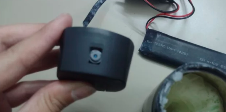 La convenció de probar en su ducha un aromatizador nuevo: escondía una cámara oculta y la espiaba mientras se bañaba | Actualidad