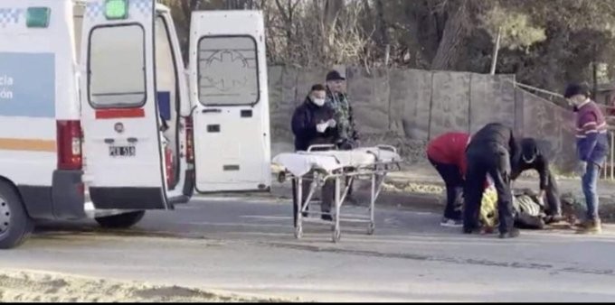 Viajó en el baúl del auto al salir de una fiesta con amigos: salió volando y golpeó la cabeza contra el asfalto | Actualidad