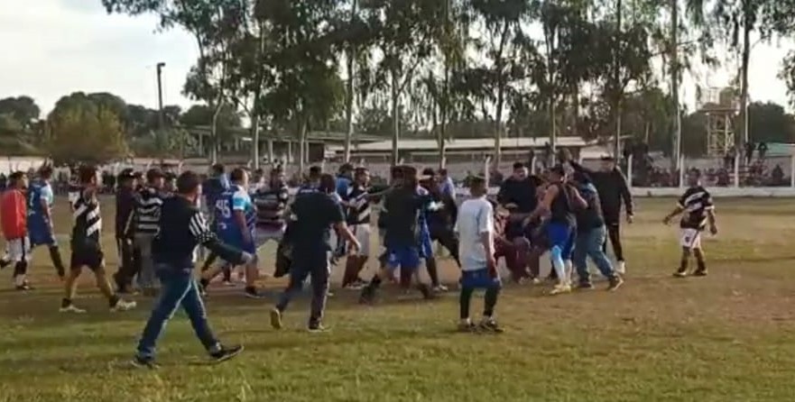 Veteranos a las piñas en un partido de fútbol en Salta | Actualidad