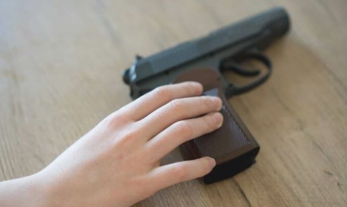 Le robó un arma a su mamá y la llevó al colegio para mostrársela a sus compañeros | Actualidad