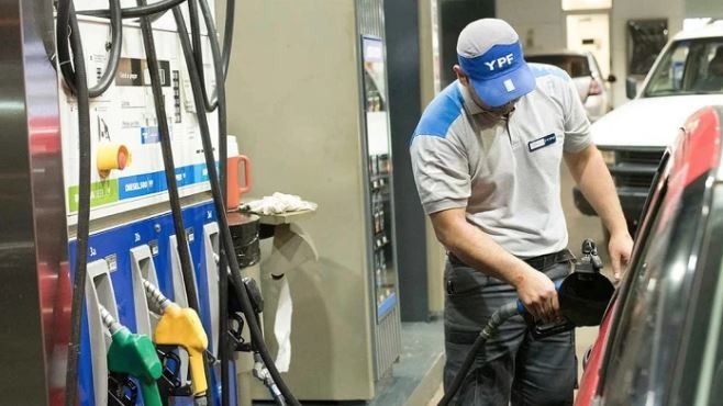 Por la falta de gasoil, los vehículos con patente extranjera pagarán más caro en las estaciones YPF | Política y economía