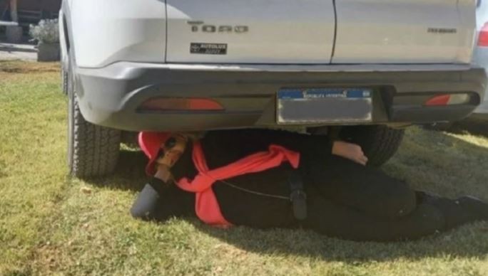 Elisa Carrió reeditó su meme más viral: publicó una foto acostada debajo de las ruedas de un auto | Política y economía