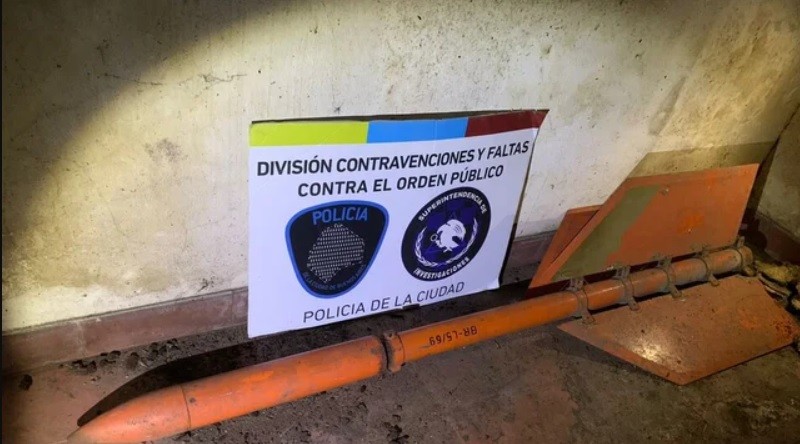 Le allanaron la casa por violencia de género y hallaron un cohete militar | Actualidad