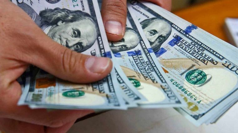Frena su escalada el dólar blue: cede $3 tras alcanzar su máximo histórico | Política y economía