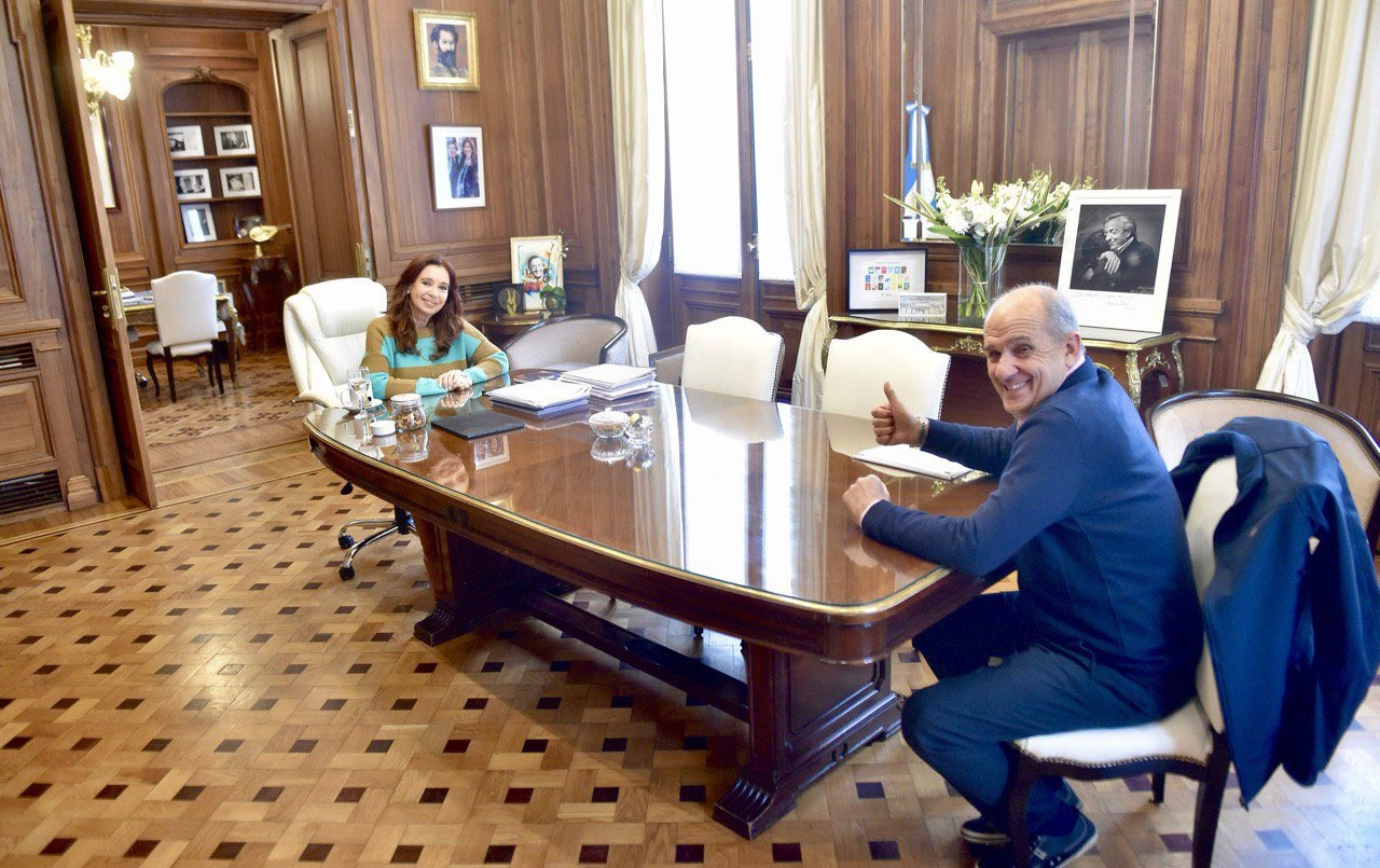 La vicepresidenta recibió un proyecto para transformar planes sociales en empleo: cuáles son los detales de la propuesta | Política y economía