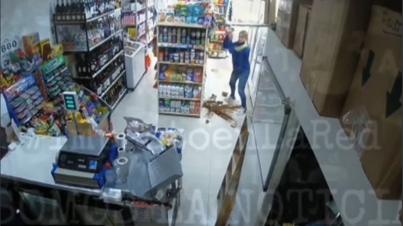 Pidió que bajaran la música, advirtió que iba a romper todo y cumplió | Actualidad