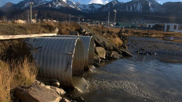 Denuncian el vertido de líquidos cloacales crudos sobre la costa del Canal Beagle | Actualidad