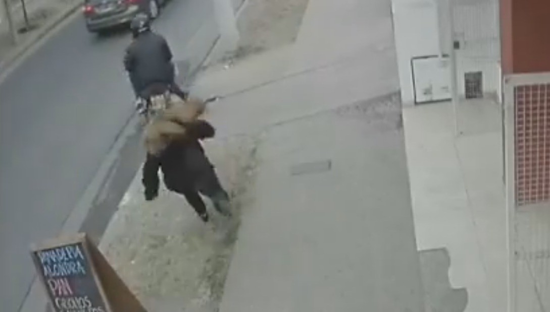 Motochorros le arrebataron la cartera a una mujer en barrio Artigas | Córdoba