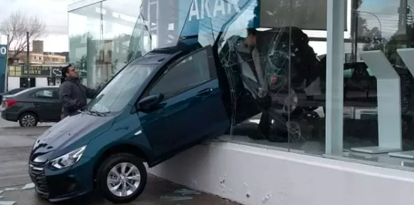 Puso en marcha un auto 0 Km en una concesionaria y lo estrelló contra la vidriera | Actualidad