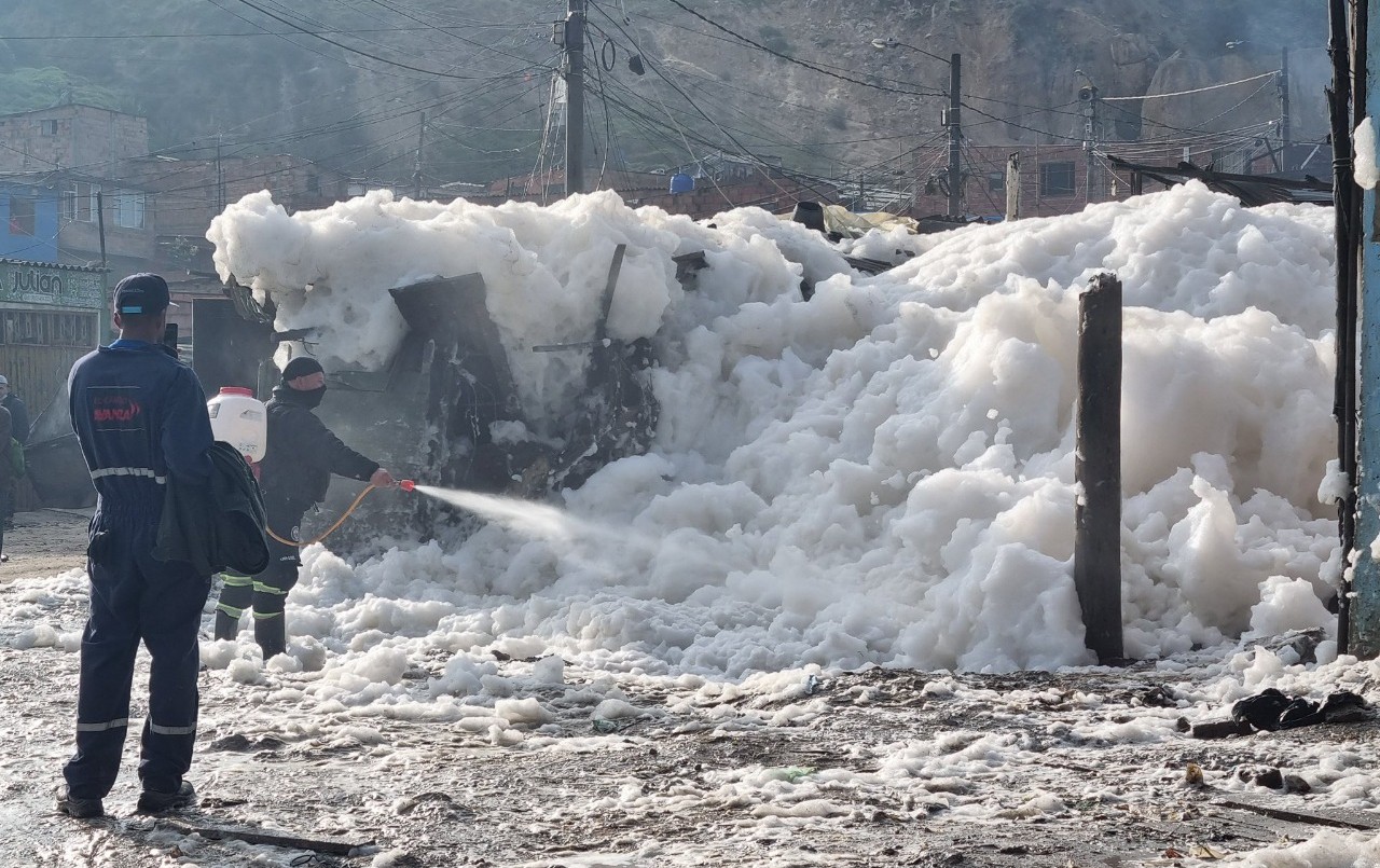Susto en Bogotá: un barrio quedó atrapado por espuma tóxica | Internacionales