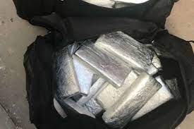 Hallaron 140 kilos de cocaína en panes flotando en la río de Bahía Blanca | Actualidad